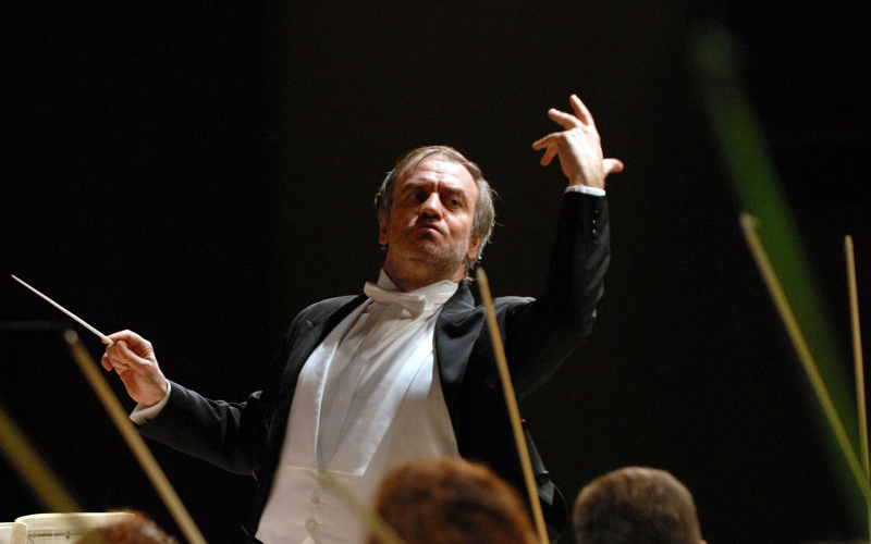 Ivan Fischer mentre dirige l'Orchestra sinfonica di Shanghai