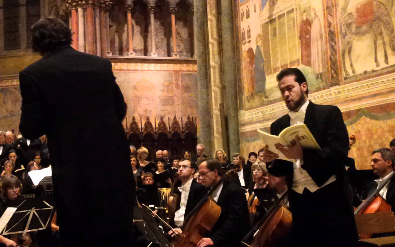Walter Attanasi dirige orchesta UmbriaMusicFest